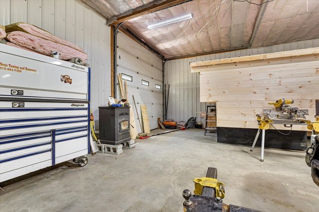 8 Oakwood Rd, Brimfield, MA 01010