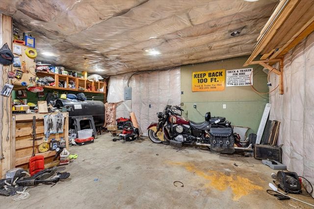 8 Oakwood Rd, Brimfield, MA 01010