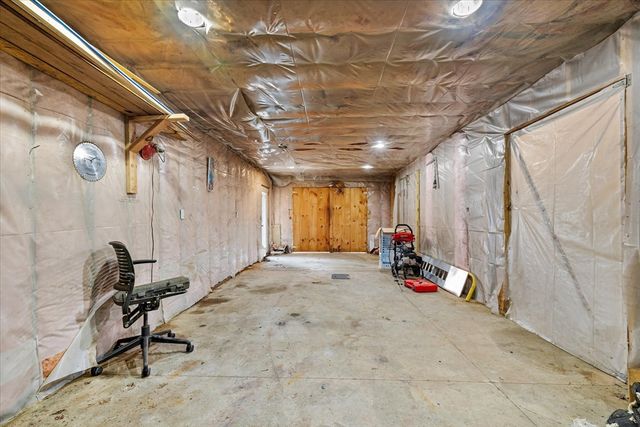 8 Oakwood Rd, Brimfield, MA 01010