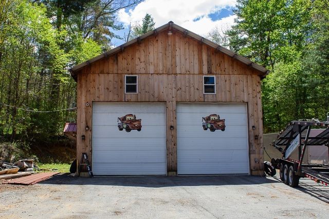 8 Oakwood Rd, Brimfield, MA 01010