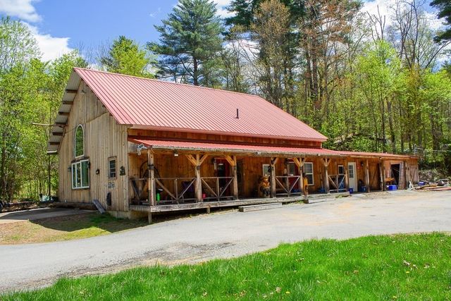 8 Oakwood Rd, Brimfield, MA 01010