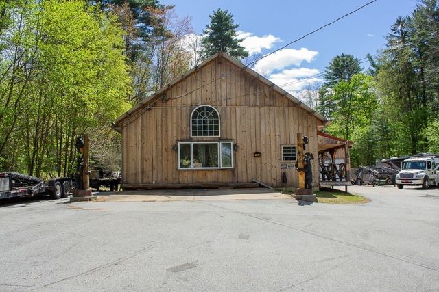 8 Oakwood Rd, Brimfield, MA 01010