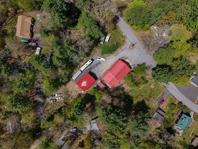 8 Oakwood Rd, Brimfield, MA 01010