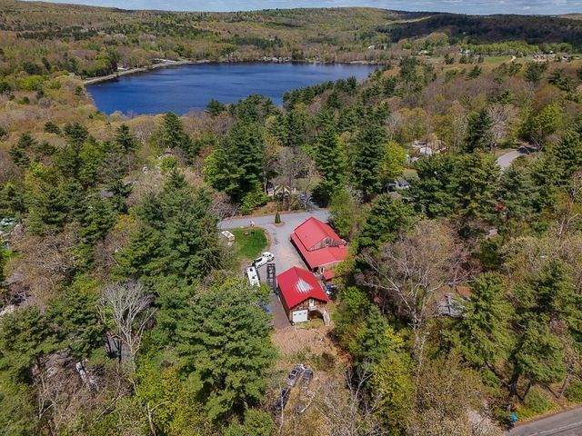 8 Oakwood Rd, Brimfield, MA 01010