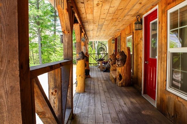 8 Oakwood Rd, Brimfield, MA 01010