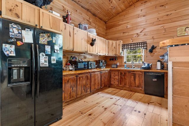8 Oakwood Rd, Brimfield, MA 01010
