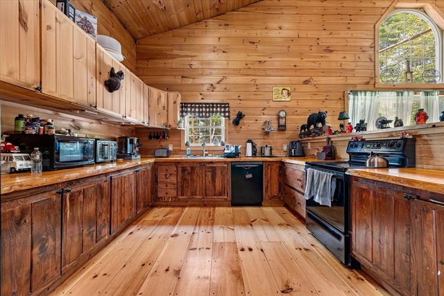 8 Oakwood Rd, Brimfield, MA 01010