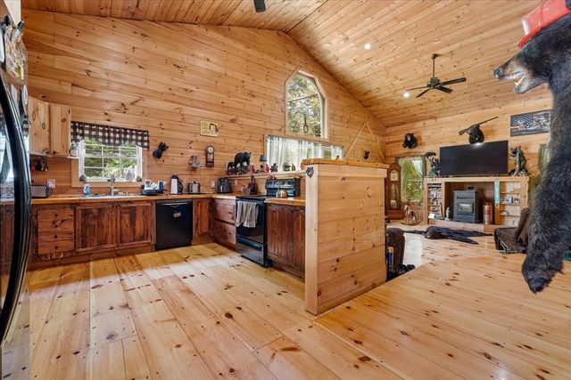 8 Oakwood Rd, Brimfield, MA 01010