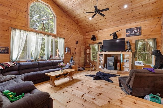 8 Oakwood Rd, Brimfield, MA 01010