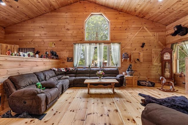 8 Oakwood Rd, Brimfield, MA 01010