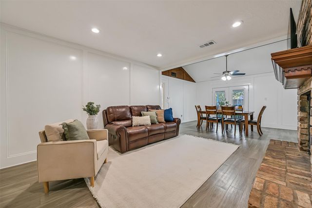305 Castlelake Drive, Friendswood, TX 77546