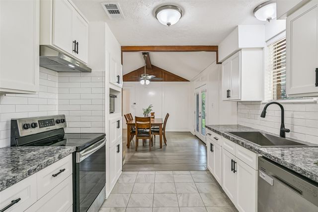 305 Castlelake Drive, Friendswood, TX 77546