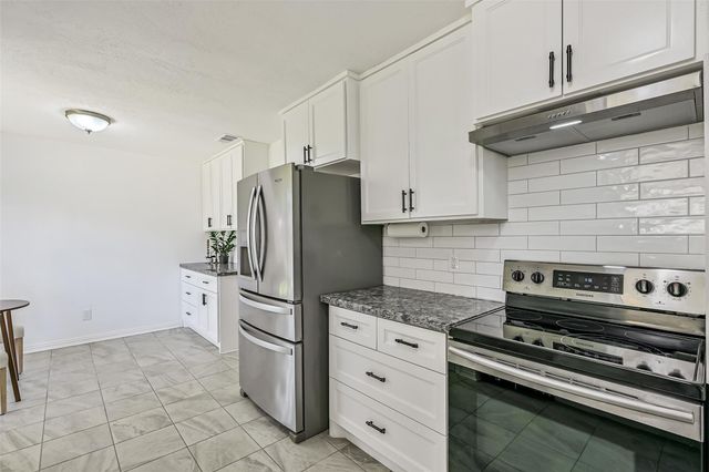 305 Castlelake Drive, Friendswood, TX 77546