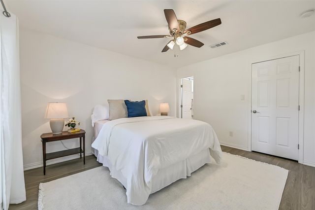 305 Castlelake Drive, Friendswood, TX 77546