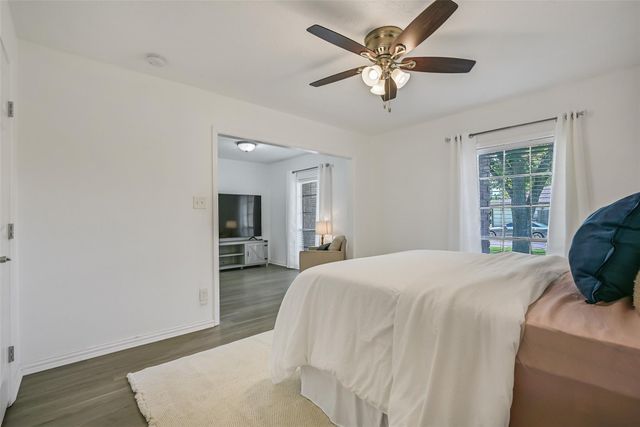 305 Castlelake Drive, Friendswood, TX 77546