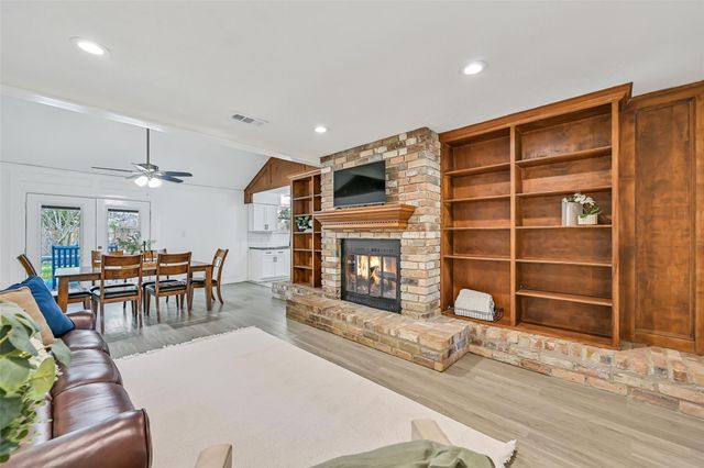 305 Castlelake Drive, Friendswood, TX 77546