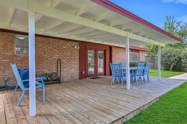 305 Castlelake Drive, Friendswood, TX 77546