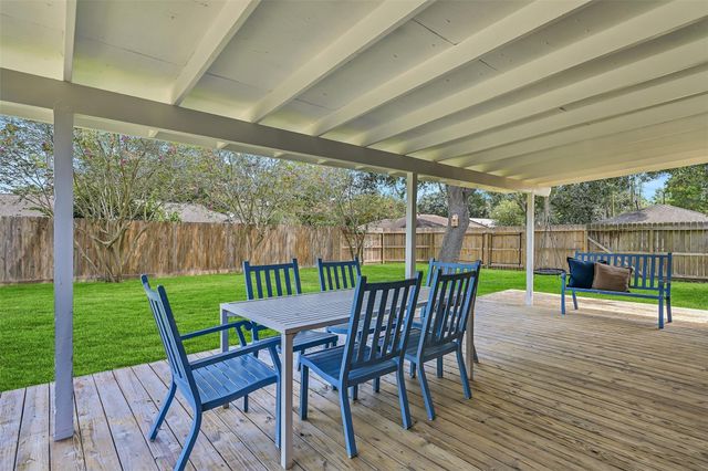 305 Castlelake Drive, Friendswood, TX 77546