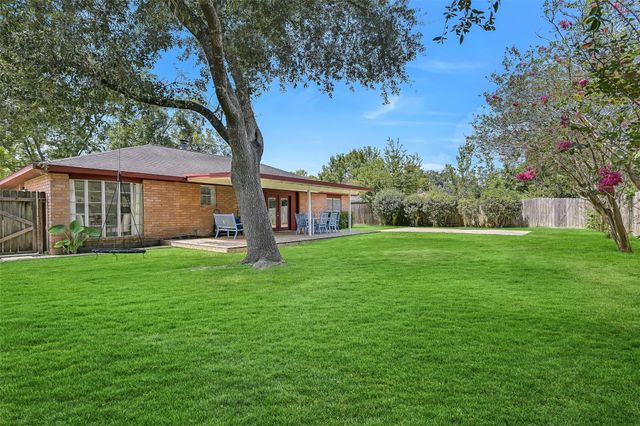 305 Castlelake Drive, Friendswood, TX 77546