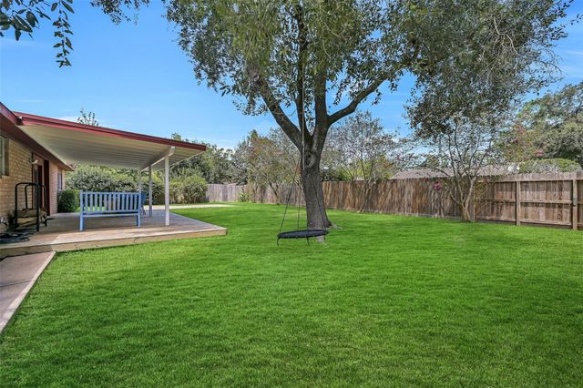 305 Castlelake Drive, Friendswood, TX 77546