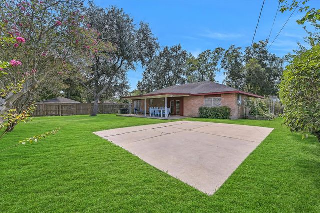 305 Castlelake Drive, Friendswood, TX 77546