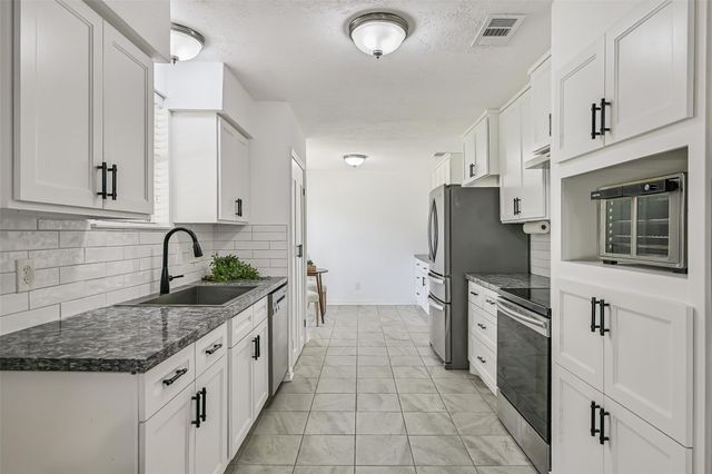 305 Castlelake Drive, Friendswood, TX 77546