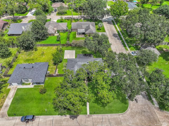 305 Castlelake Drive, Friendswood, TX 77546