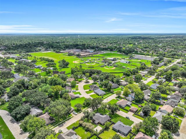 305 Castlelake Drive, Friendswood, TX 77546