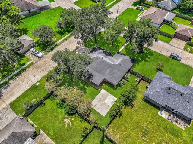 305 Castlelake Drive, Friendswood, TX 77546