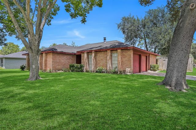 305 Castlelake Drive, Friendswood, TX 77546
