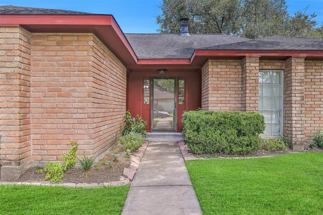 305 Castlelake Drive, Friendswood, TX 77546