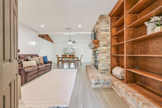 305 Castlelake Drive, Friendswood, TX 77546