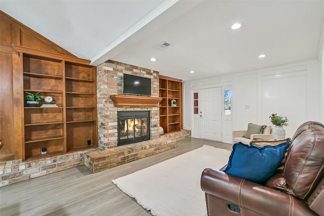 305 Castlelake Drive, Friendswood, TX 77546