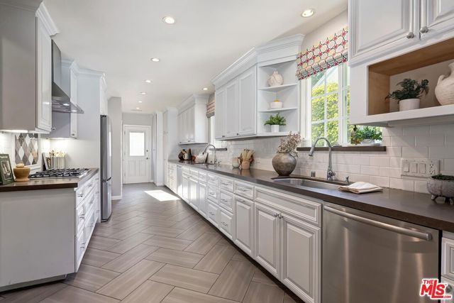 2037 Hillsboro Avenue, Los Angeles, CA 90034