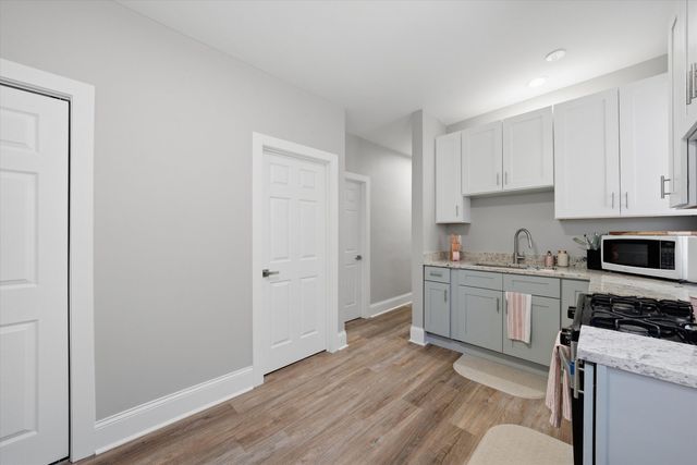 9015 S Muskegon Avenue, Chicago, IL 60617