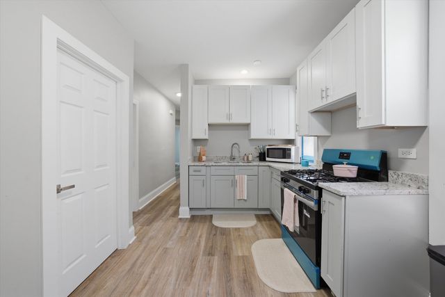 9015 S Muskegon Avenue, Chicago, IL 60617