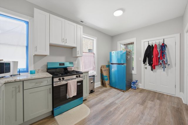 9015 S Muskegon Avenue, Chicago, IL 60617