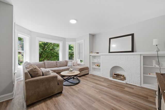 9015 S Muskegon Avenue, Chicago, IL 60617
