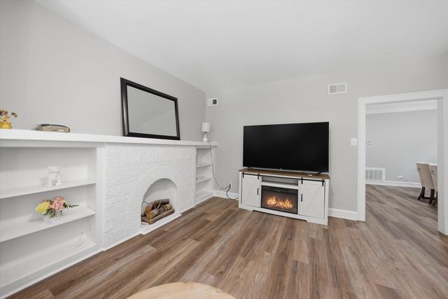 9015 S Muskegon Avenue, Chicago, IL 60617