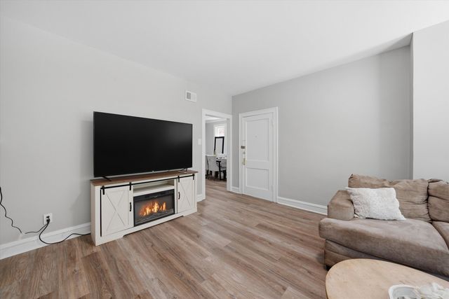 9015 S Muskegon Avenue, Chicago, IL 60617