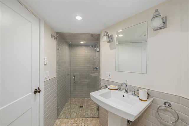 26 Narragansett Avenue, Newport, RI 02840