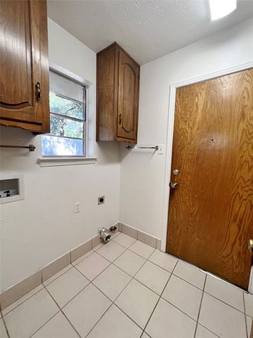 1008 Pine Tree Lane, Desoto, TX 75115