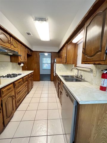 1008 Pine Tree Lane, Desoto, TX 75115