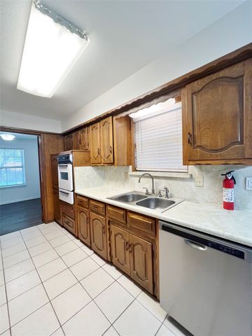 1008 Pine Tree Lane, Desoto, TX 75115