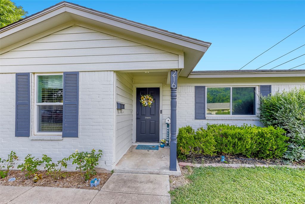 216 N Prairie View Road, Crowley, TX 76036