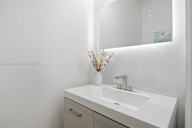 10319 NW 30th Ter, Doral, FL 33172