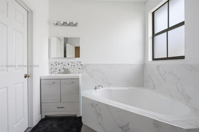 10319 NW 30th Ter, Doral, FL 33172