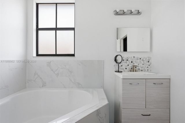 10319 NW 30th Ter, Doral, FL 33172