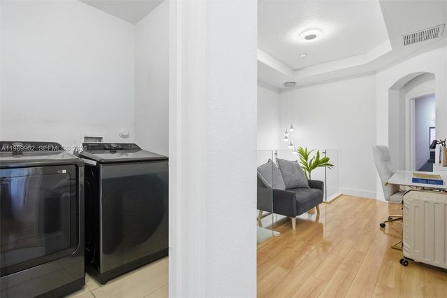 10319 NW 30th Ter, Doral, FL 33172