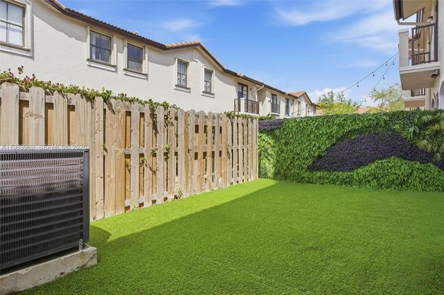 10319 NW 30th Ter, Doral, FL 33172